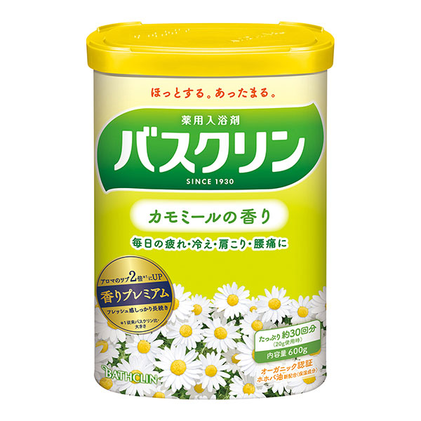 「バスクリン カモミールの香り 600g 《医薬部外品》」は、天然アロマ成分を閉じ込めた大きなアロマのツブがお湯の中でしっかり溶ける温浴タイプ薬用入浴剤です。オーガニック認証ホホバ油新配合(保湿成分)